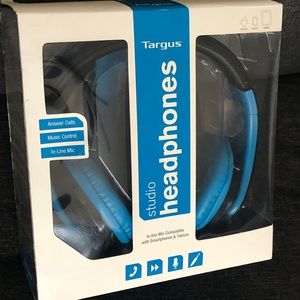Blue/black Targus over the ear wired plug in headphones new in box